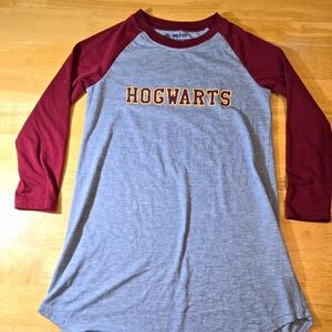 Harry Potter Hogwarts Crest Raglan Kids 3/4” Sleeve Size Kids 7/8 Gray Maroon